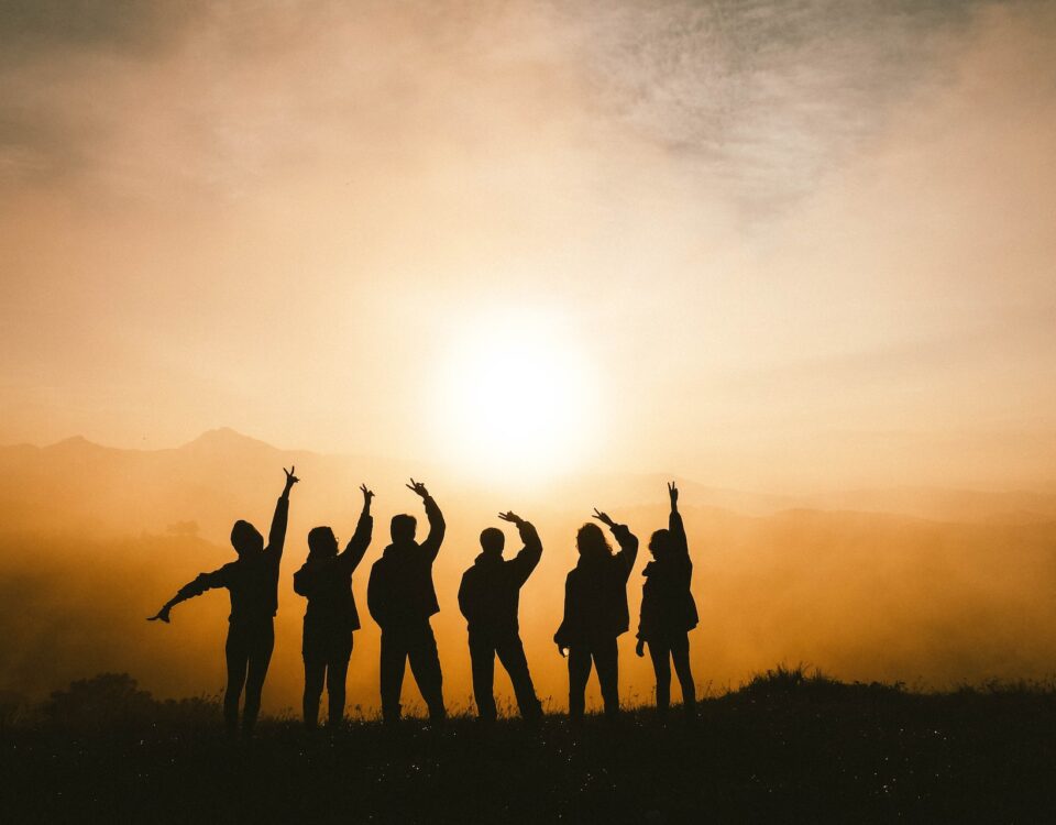 Amigos viajando, no pôr do sol