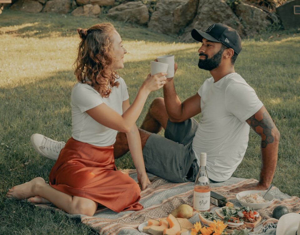 Casal fazendo pique-nique