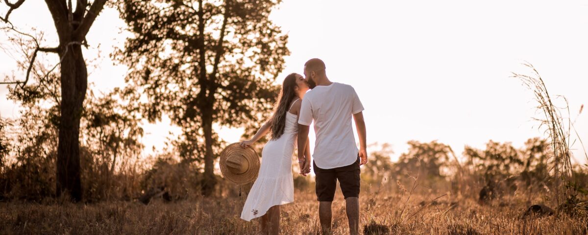 Casal se beijando no campo