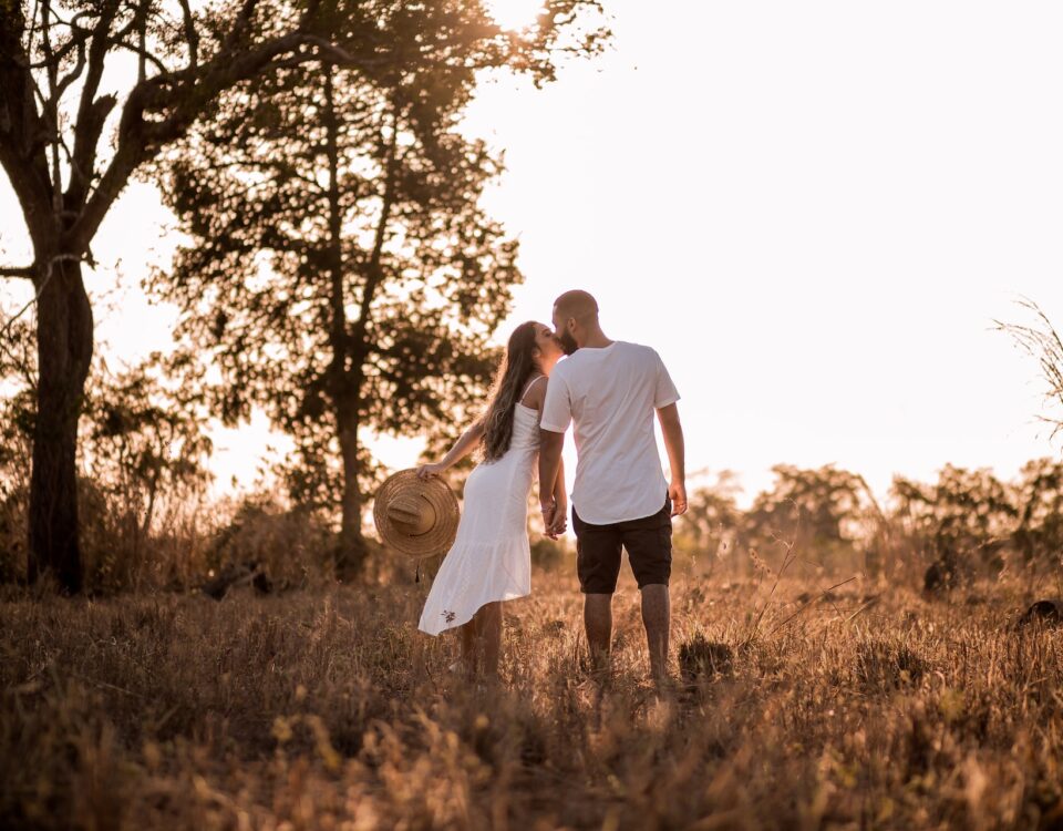 Casal se beijando no campo