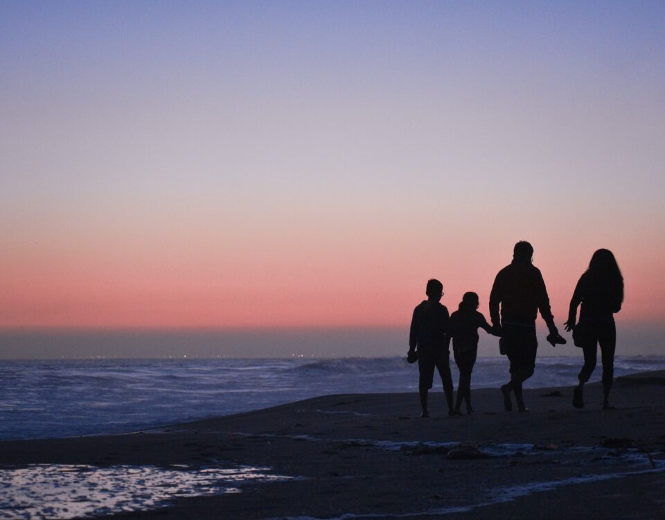 Família na praia a noite ao anoitecer