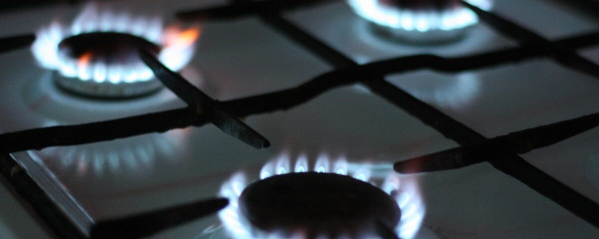 3 chamas de fogão acesas, usando gás de cozinha