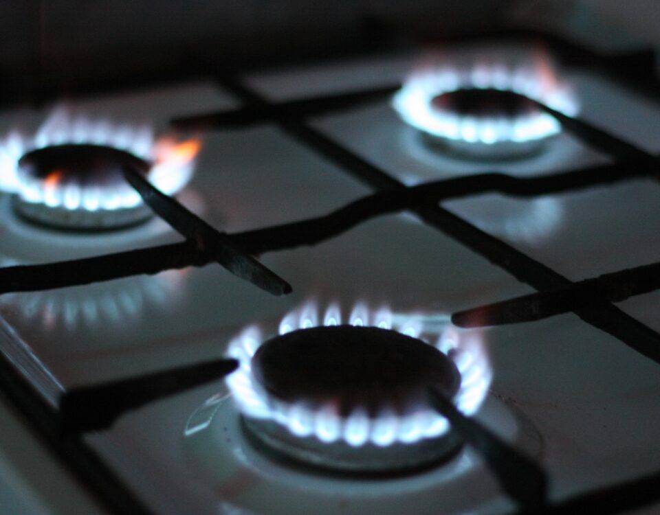 3 chamas de fogão acesas, usando gás de cozinha