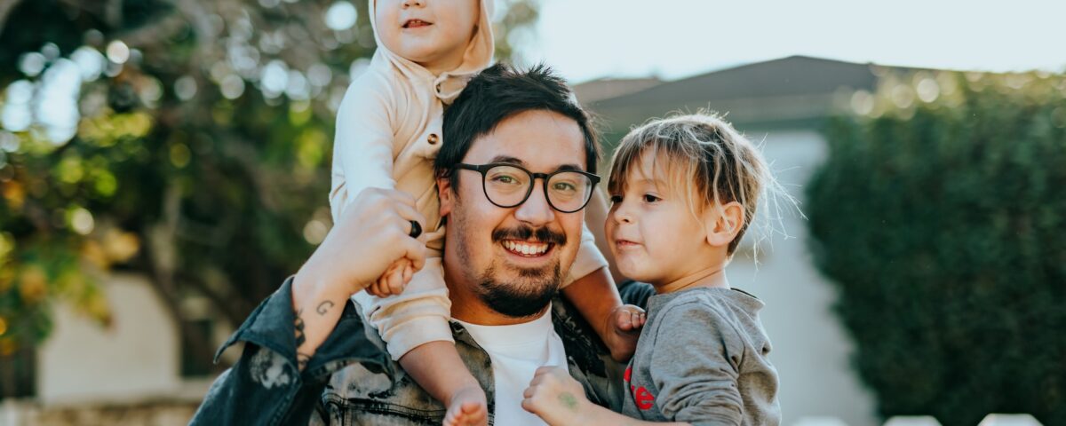 Homem com duas crianças
