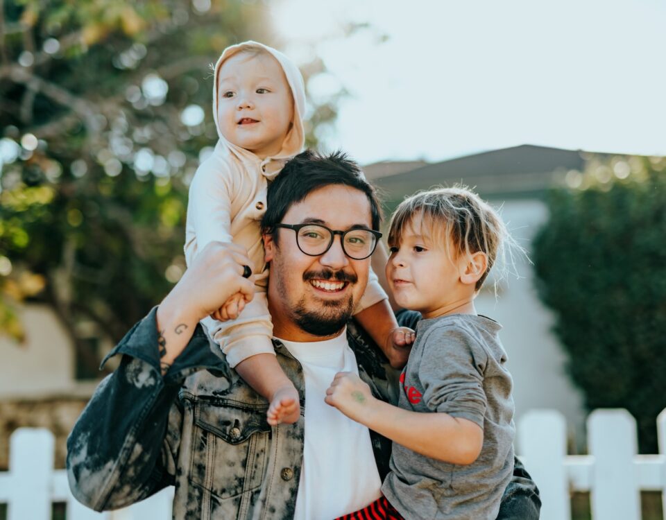 Homem com duas crianças