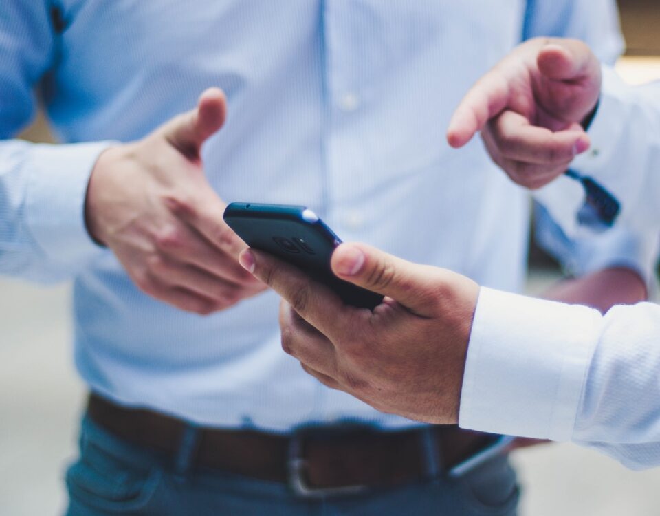 Dois homens usando um app no smartphone